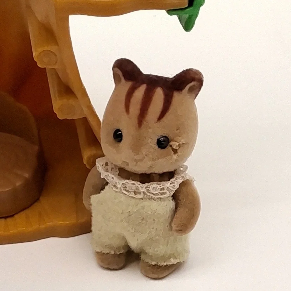 Calico Critters Families Baby Tree House Playset Walnut Squirrel Baby Shows Wear